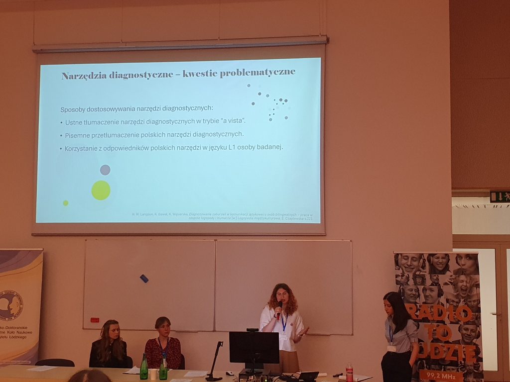 Aleksandra Butkiewicz i Sofia Kolodiazna przedstawiają swój referat na temat diagnozy logopedycznej dziecka bilingwalnego