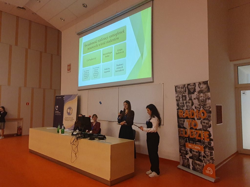 Ksenia Wenda i Kinga Zielonka prezentują wyniki swoich badań na temat wymowy samogłosek nosowych przez studentów