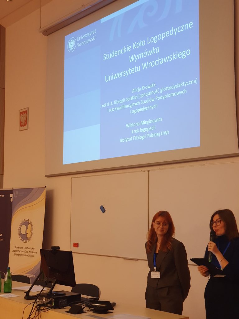 Wiktoria Minginowicz, Alicja Krowiak prezentują osiągnięcia Studenckiego Koła Logopedycznego WYMÓWKA