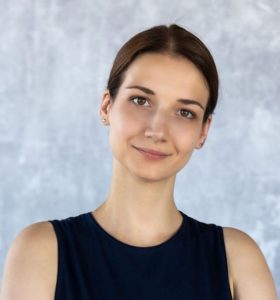 dr Lucyna Kościelniak - uśmiechnięta kobieta w spiętych ciemnych włosach